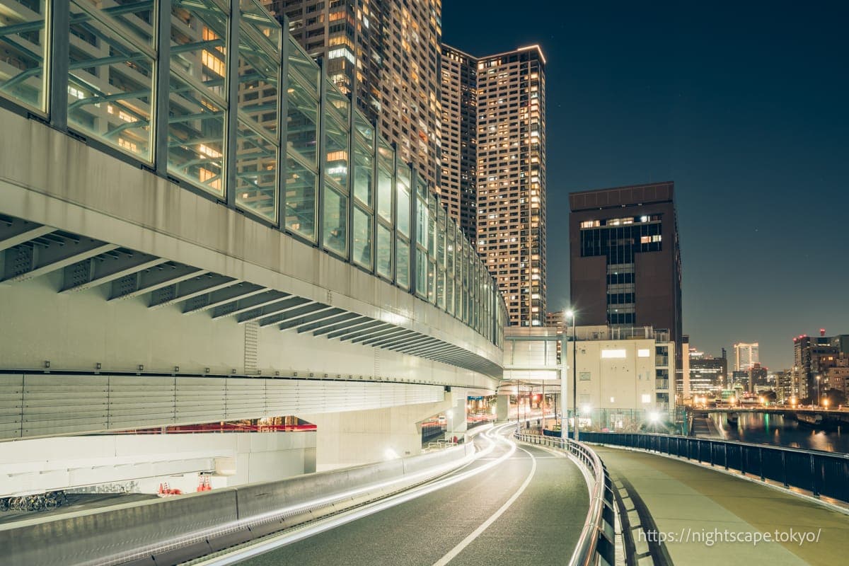 黎明大桥上来往的车辆