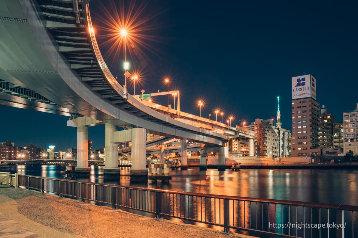 从新大桥周边眺望立交桥夜景