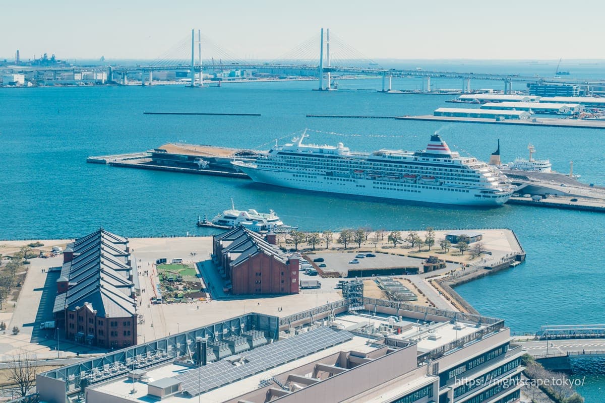 停靠在大栈桥的豪华游轮和红砖仓库