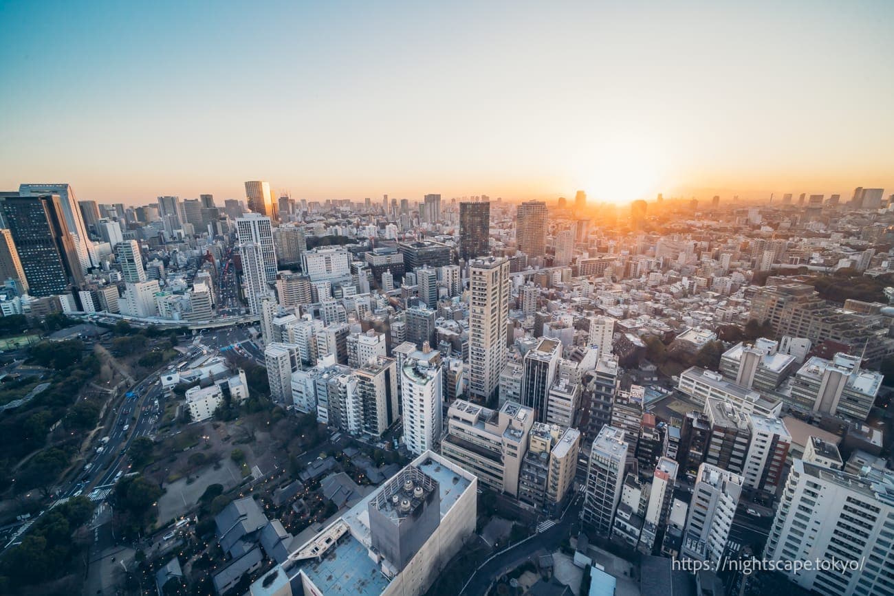 从东京塔展望台主观景台眺望夕阳