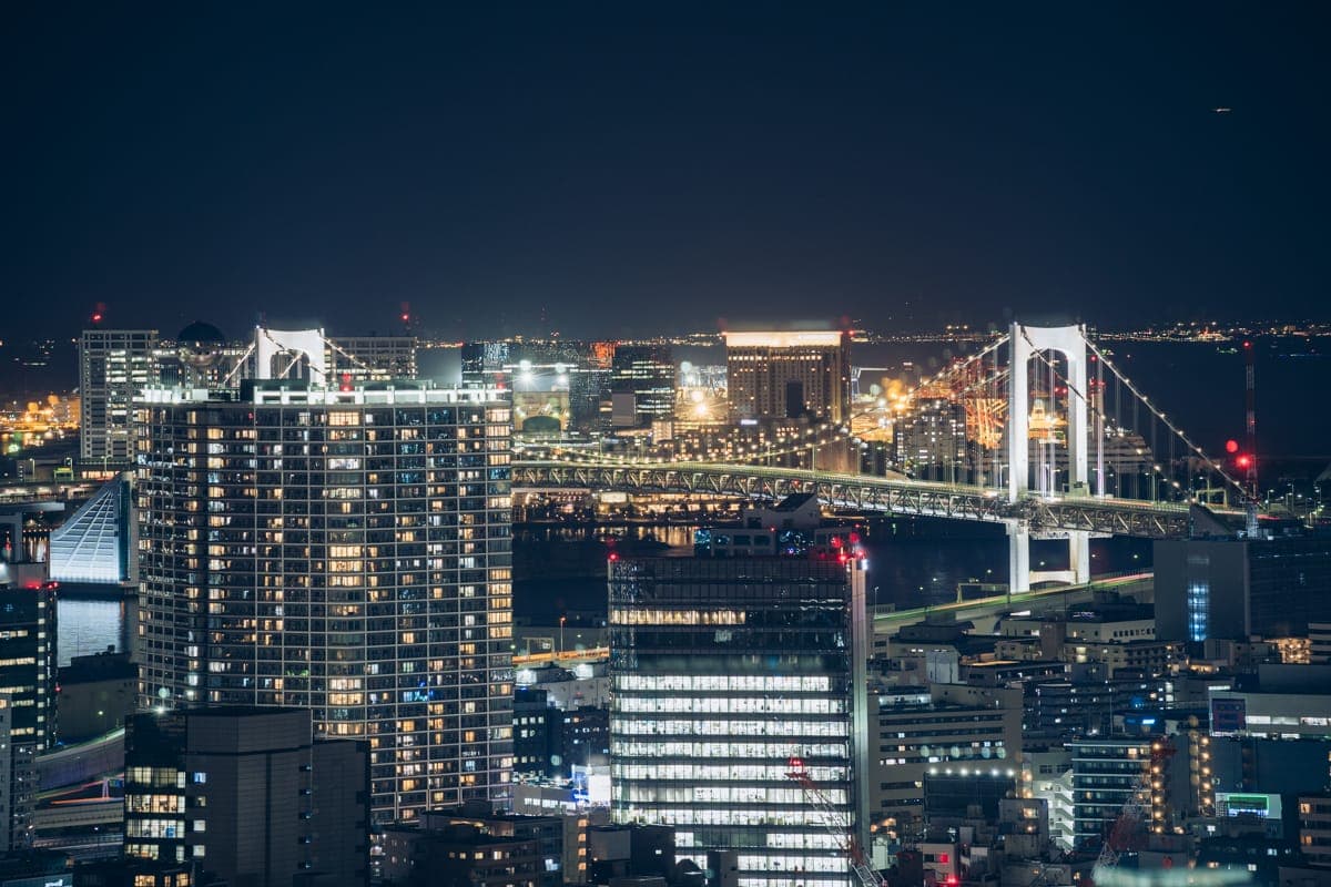 夜间点灯的彩虹大桥