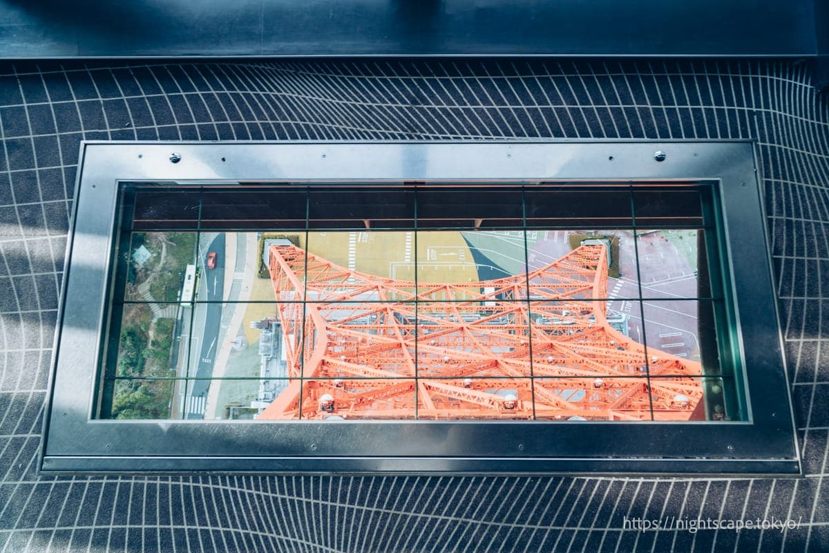 主观景台1层的玻璃地板（天空步行窗）