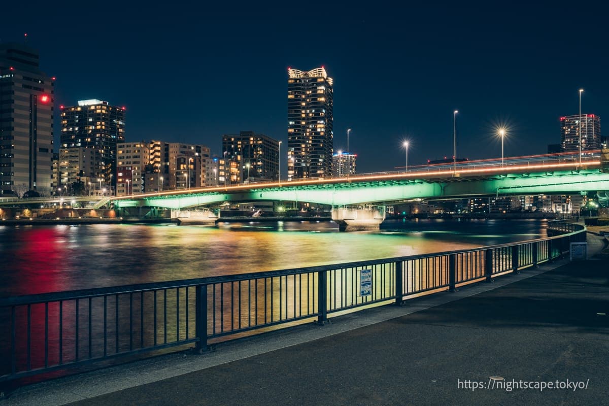 灯光装饰的佃大桥