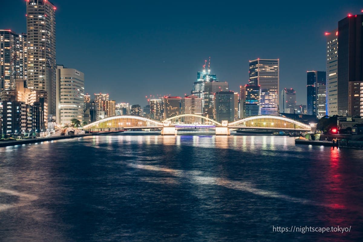 灯光装饰的胜鬨桥