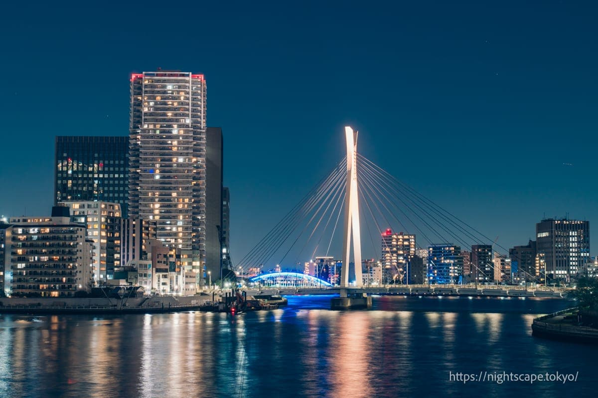 灯光装饰的中央大桥