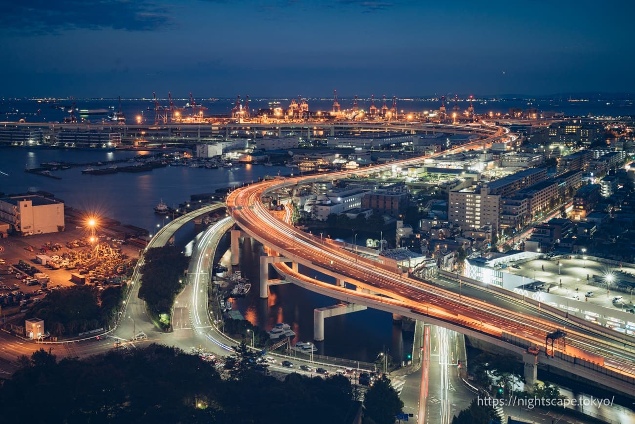 首都高速公路湾岸线上往来的车辆