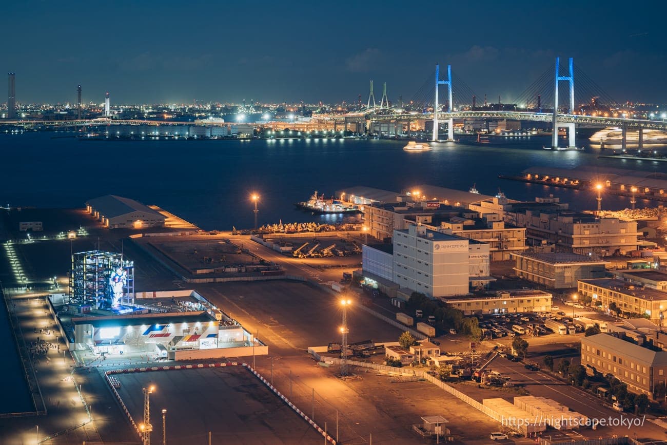 蓝色灯光点亮的横滨海湾大桥