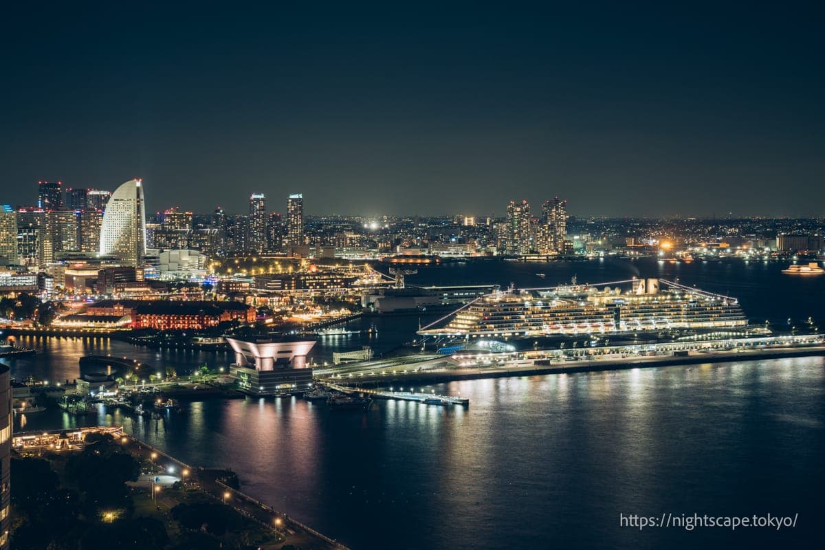 红砖仓库与停靠在大栈桥的豪华游轮