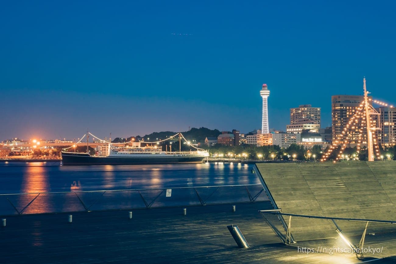 灯光璀璨的横滨海洋塔和冰川丸