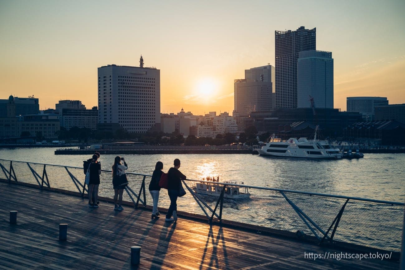 黄昏时分的横滨港大栈桥国际客轮码头