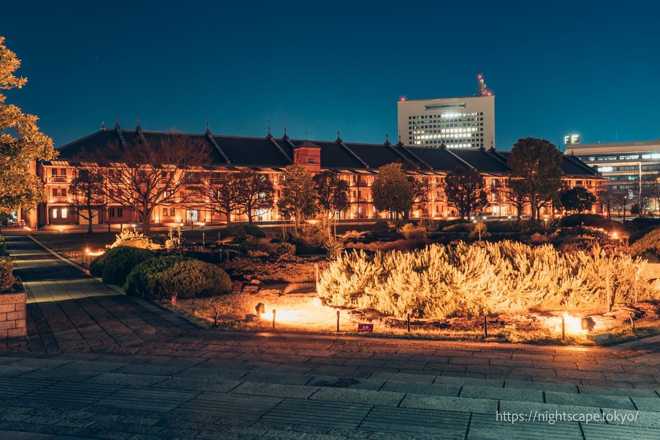 夜晚灯光照明下的红砖仓库1号馆