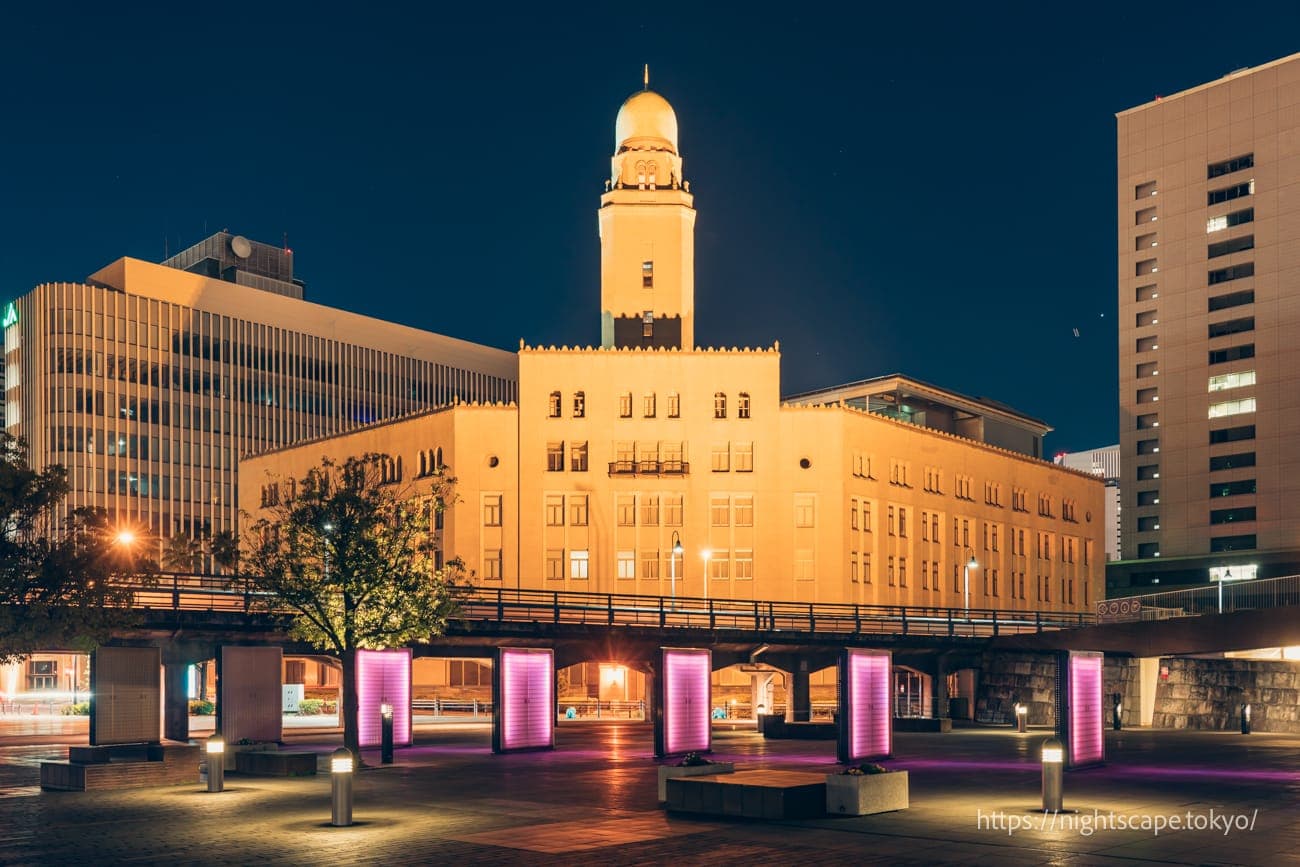 横滨海关（女王塔）和屏幕展示板