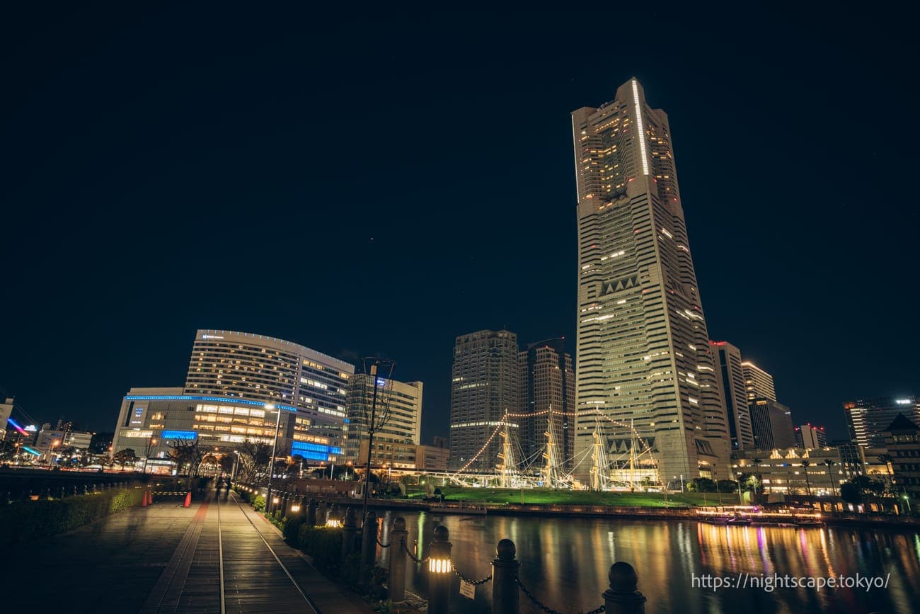 从汽车道眺望横滨地标大厦