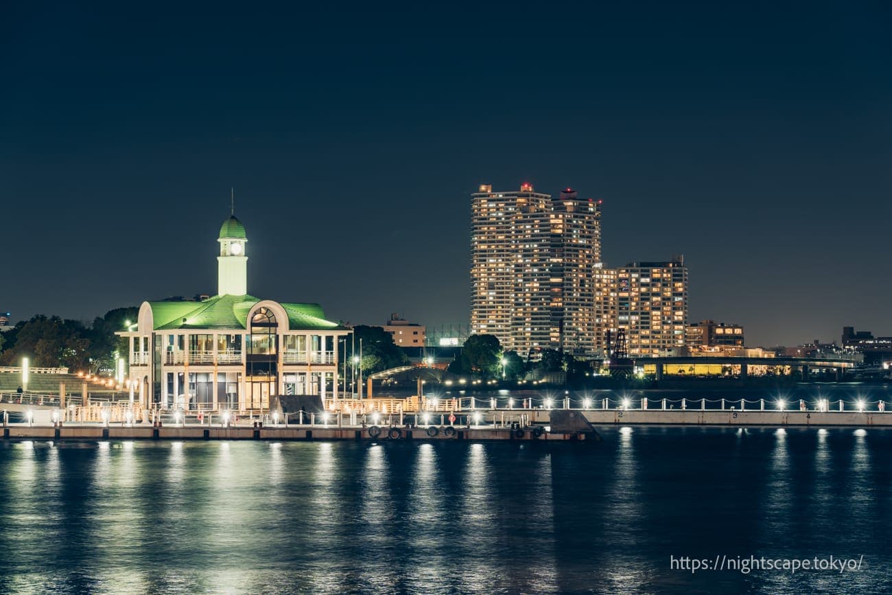 灯光照明的浮码头