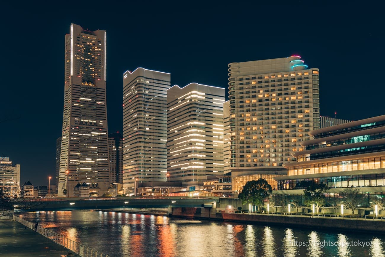 港未来高层建筑群的夜景