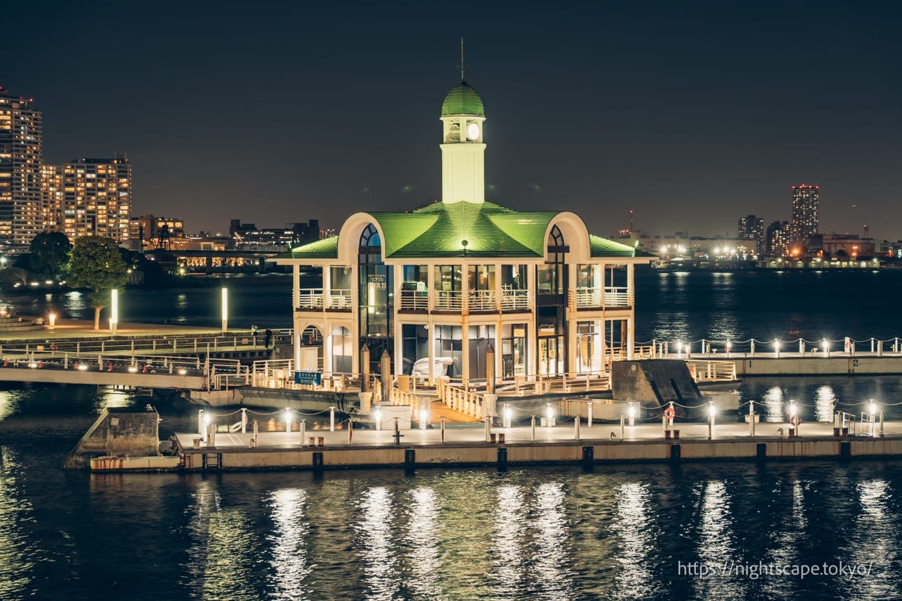 灯光照明的浮码头