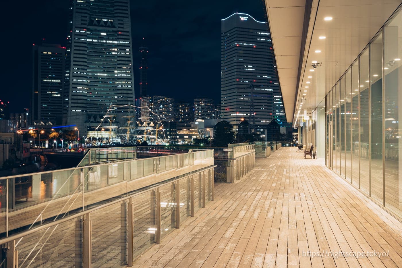 橫濱市政府2F木質露台