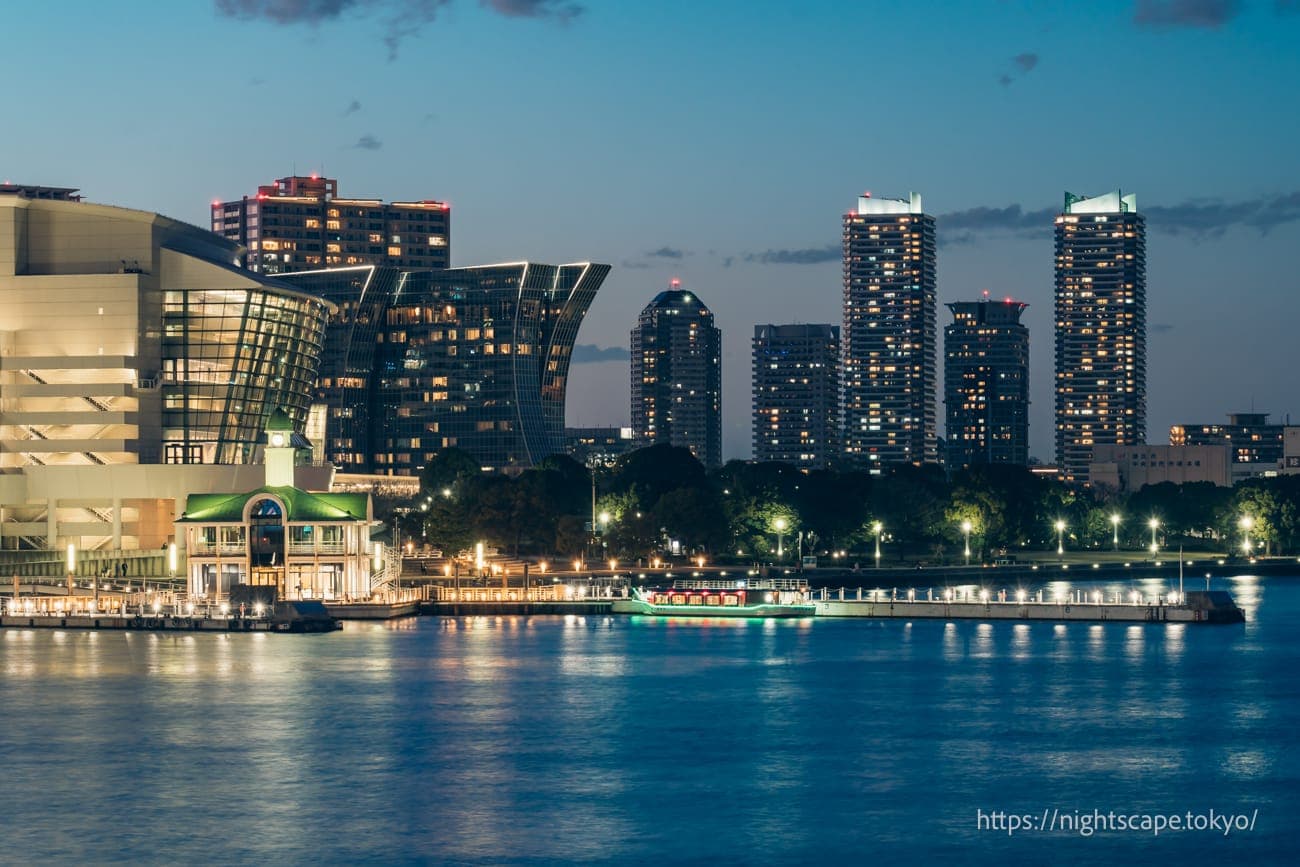 灯光照明下的浮港栈桥和高层建筑群