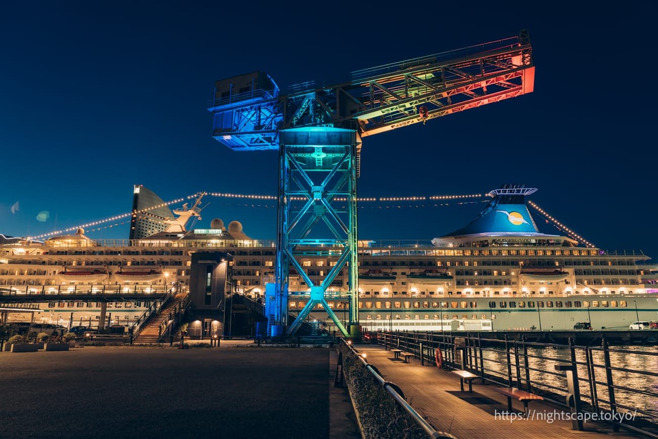 灯光照明下的锤头起重机