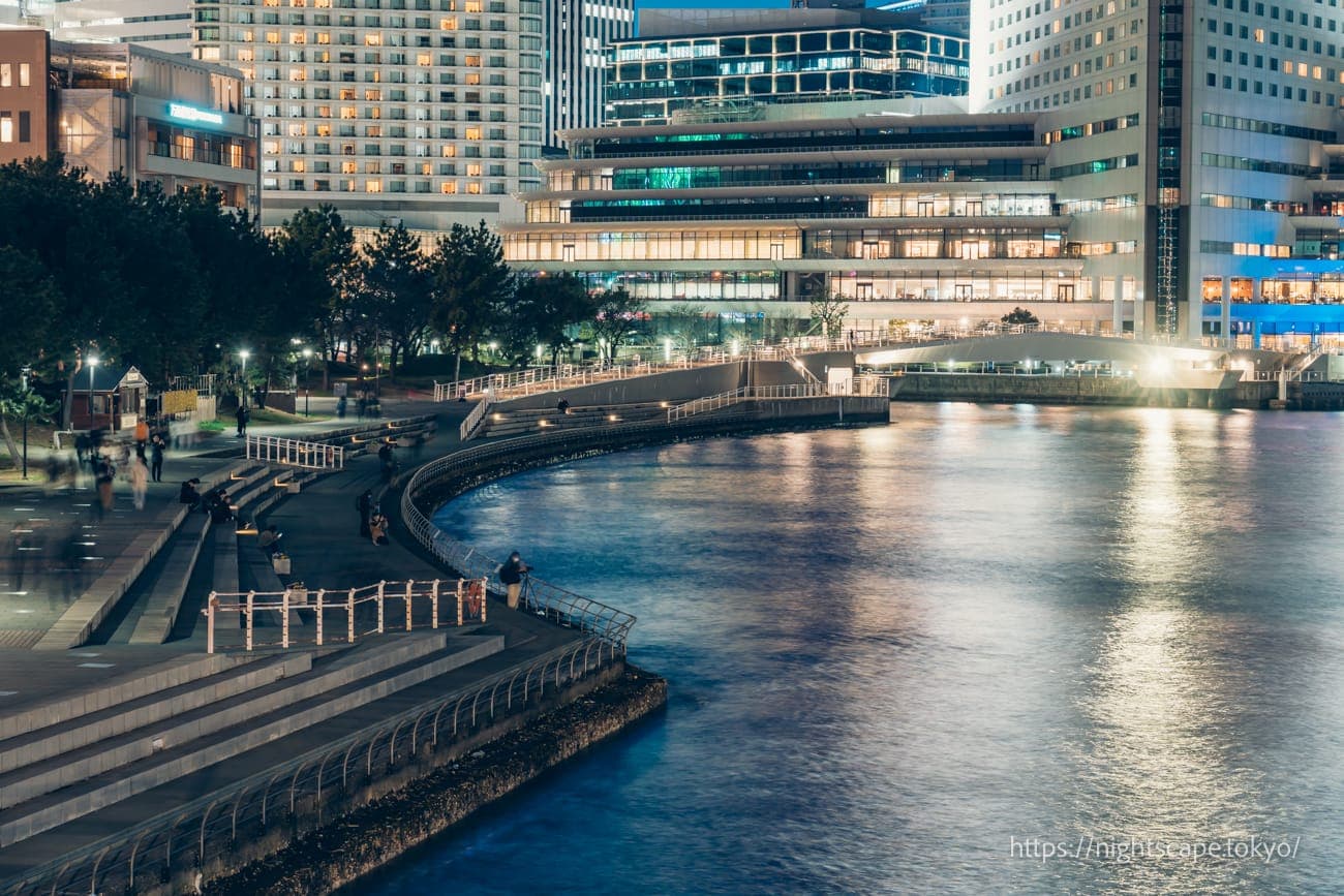 从户外露台眺望女神桥