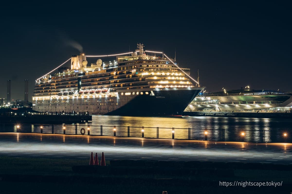 停靠在大栈桥的豪华邮轮