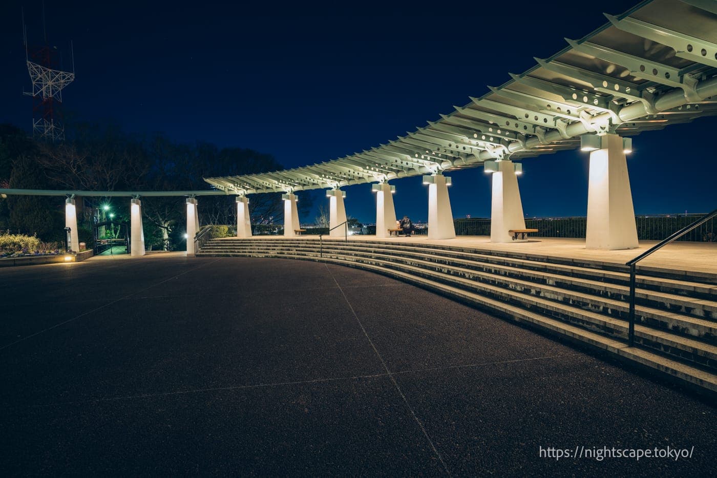 排列着许多长椅的港见丘公园