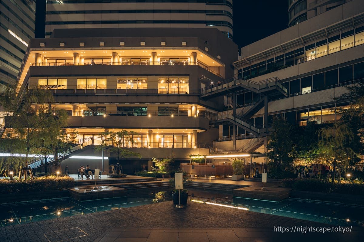 从皇后公园仰望皇后广场横滨