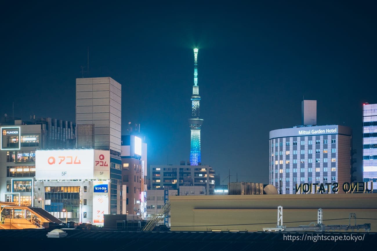 从上野之森樱花露台眺望东京晴空塔