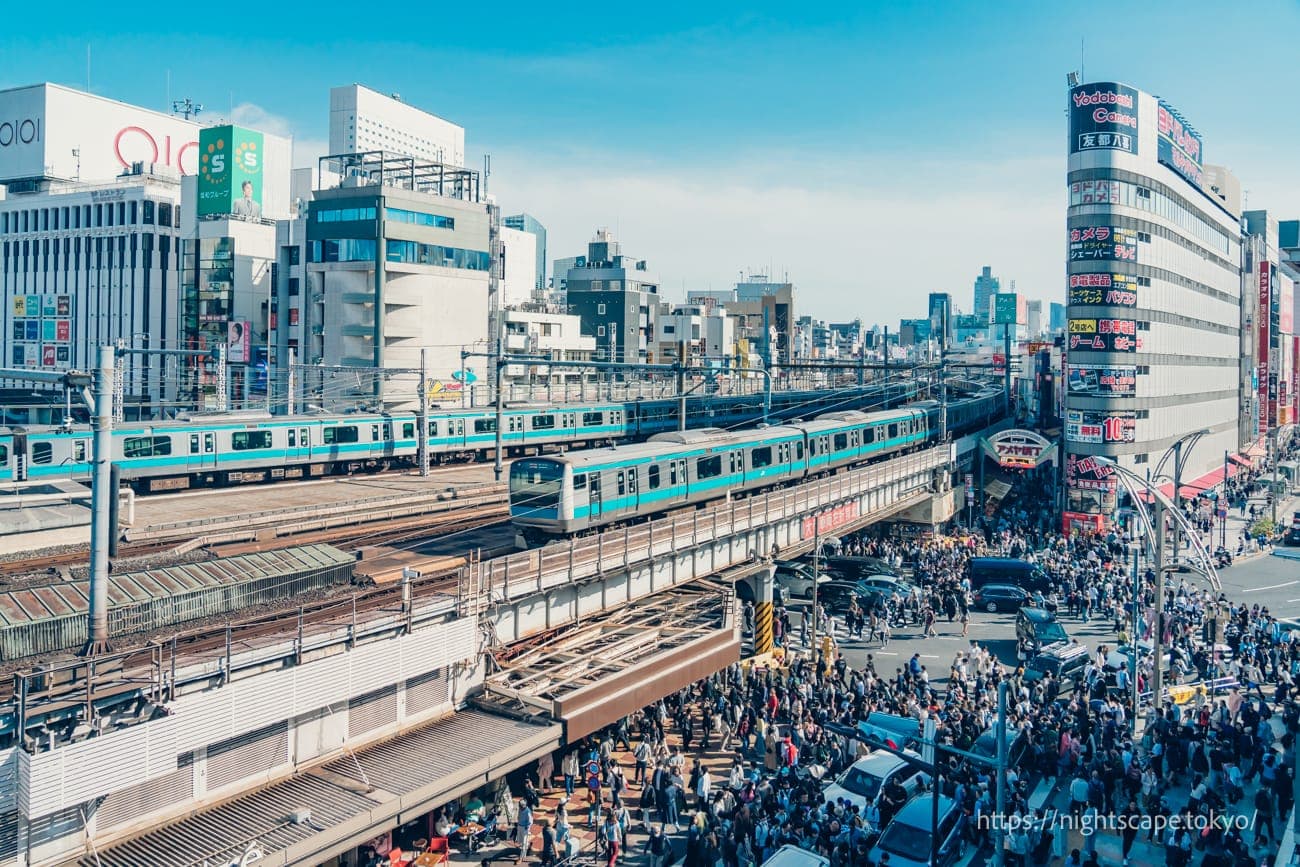 从上野之森樱花露台眺望电车景观