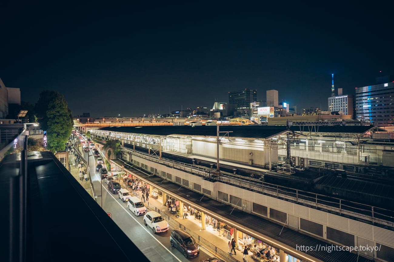 从上野之森樱花露台眺望电车景观