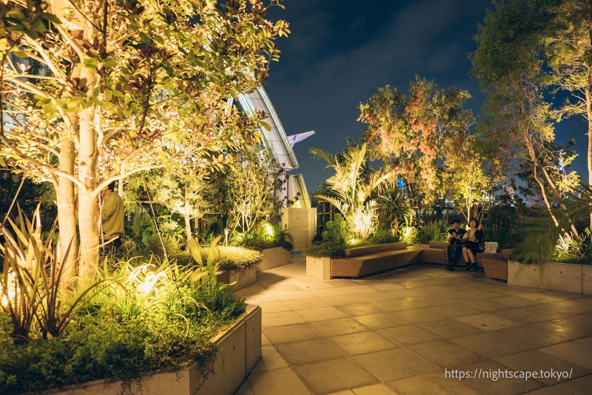 东急广场原宿哈拉卡多屋顶花园设置的长椅