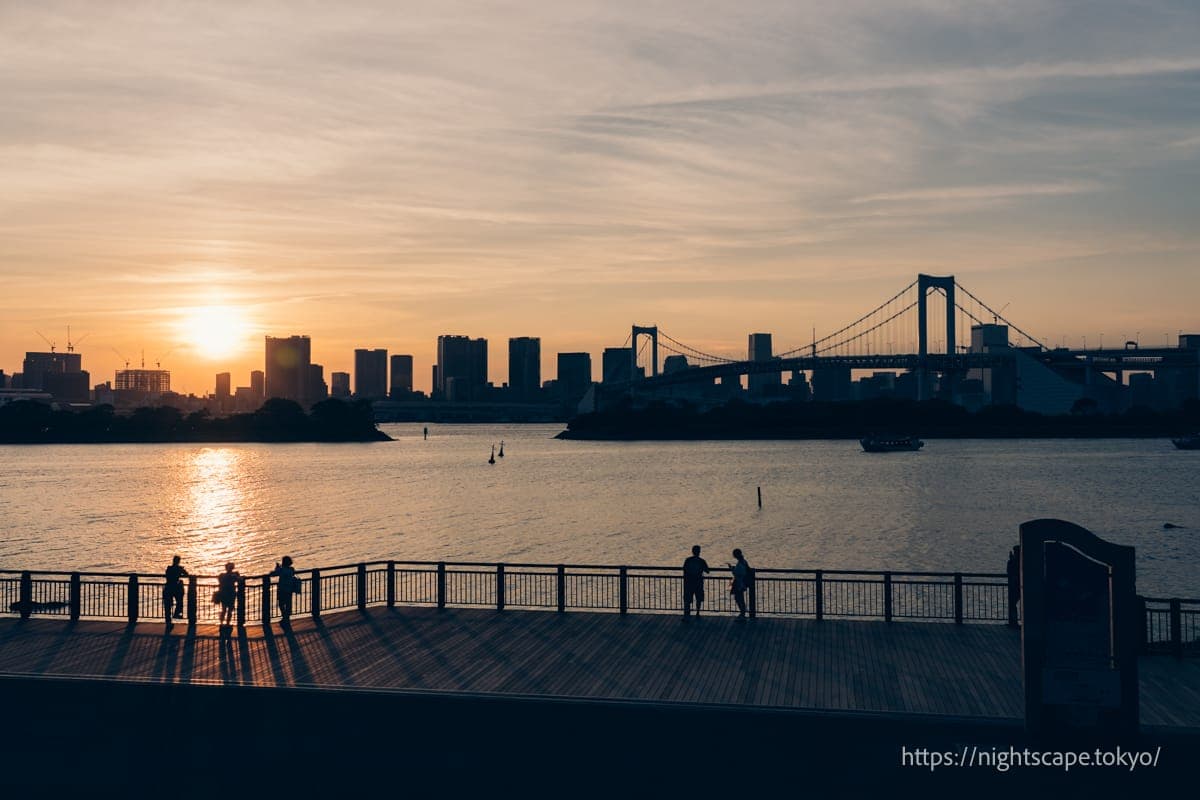 夕阳映红的台场海滨公园