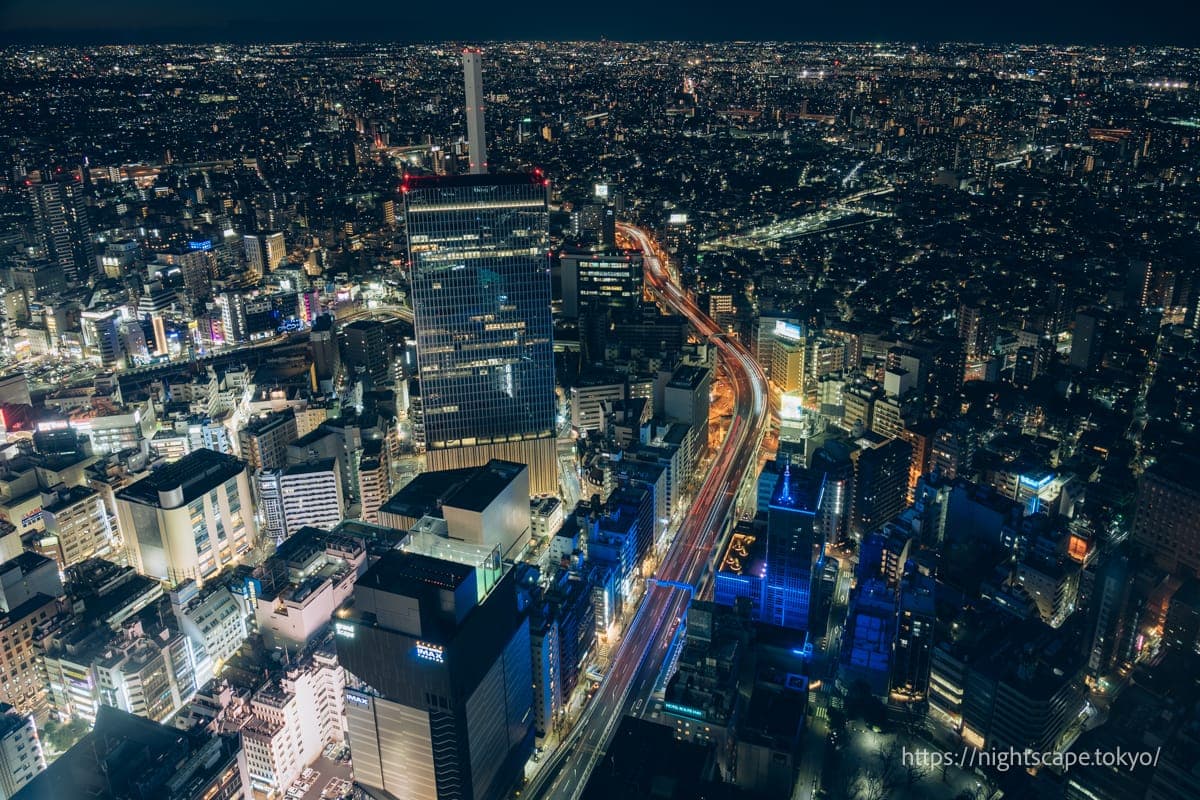 首都高速公路上往来的车辆