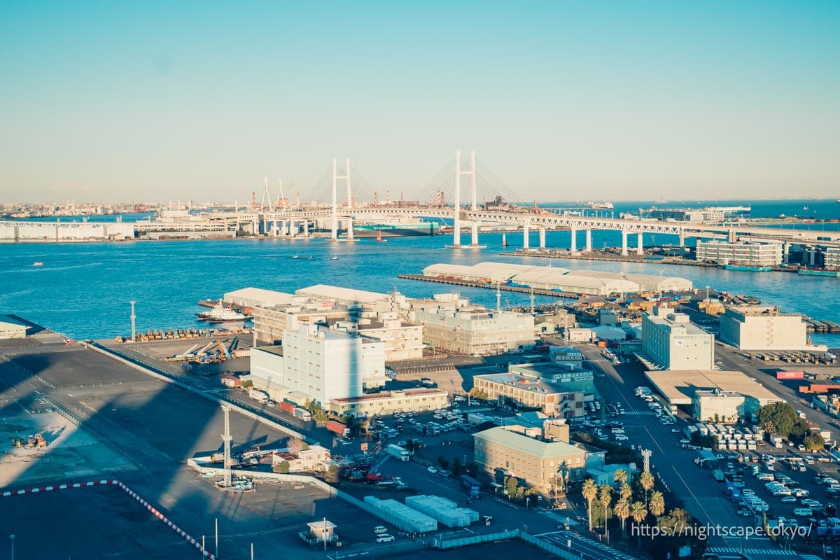 黄昏时分的横滨海湾大桥