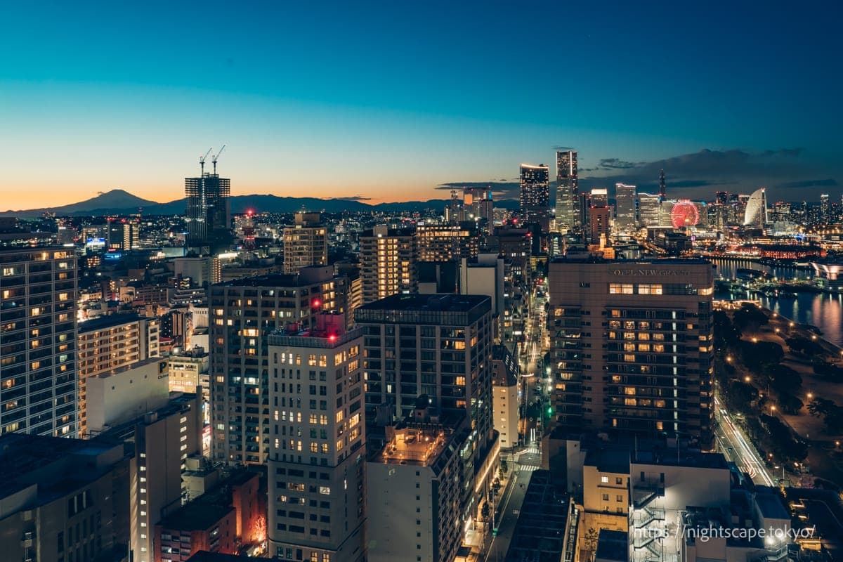 港未来方向的高层建筑群与富士山