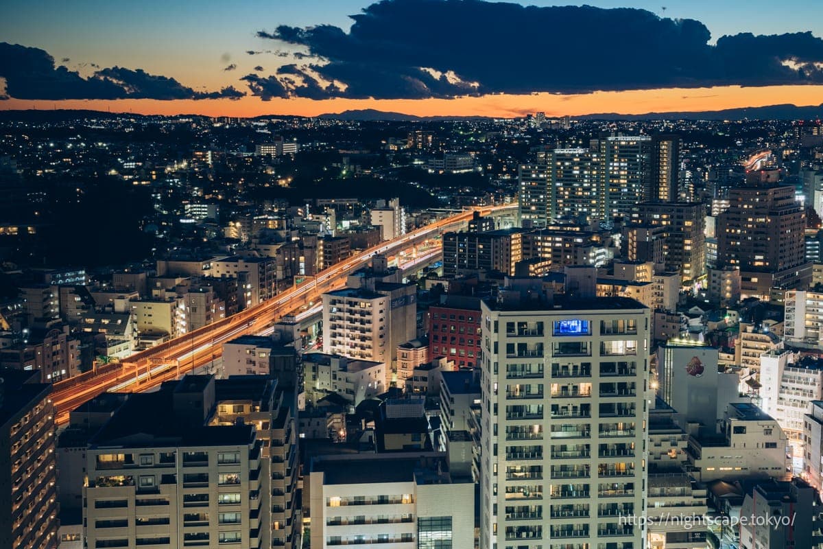 首都高速公路上往来的车辆