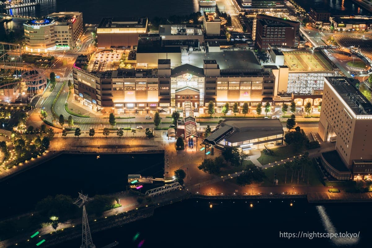 世界大门购物中心和汽车道周边的夜景