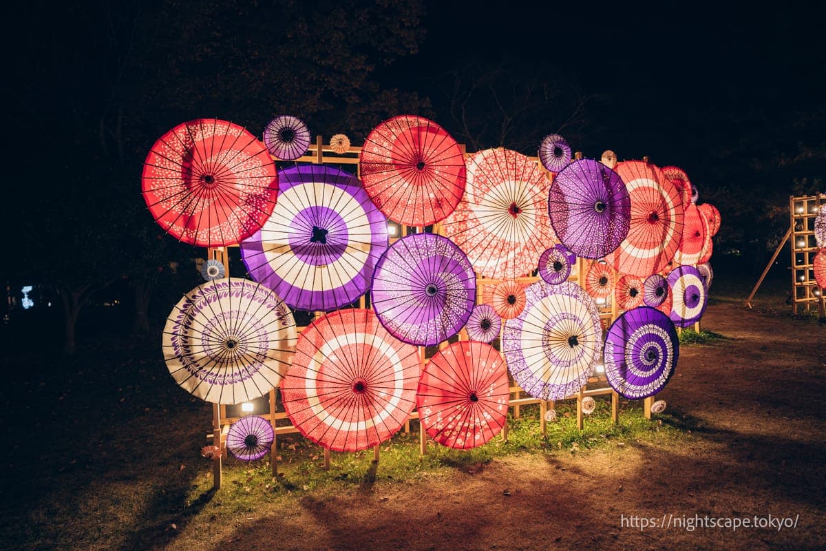 灯光照射的和伞