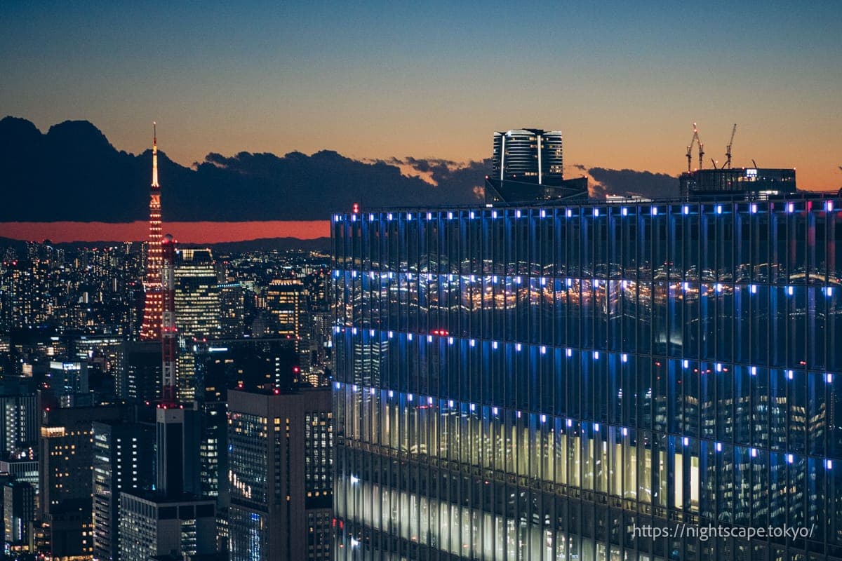 灯光照亮的东京塔