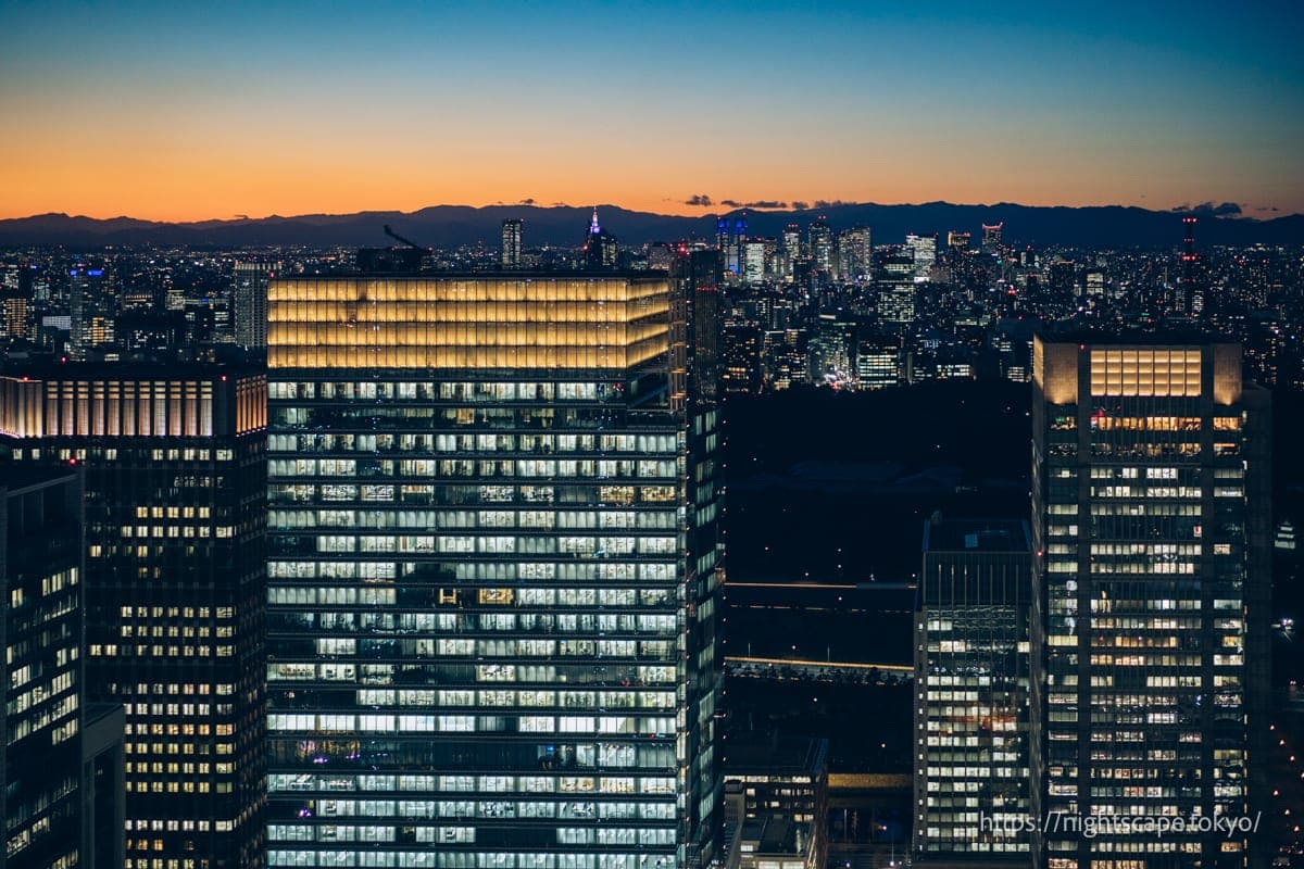 丸大厦与新宿方向的高层建筑群