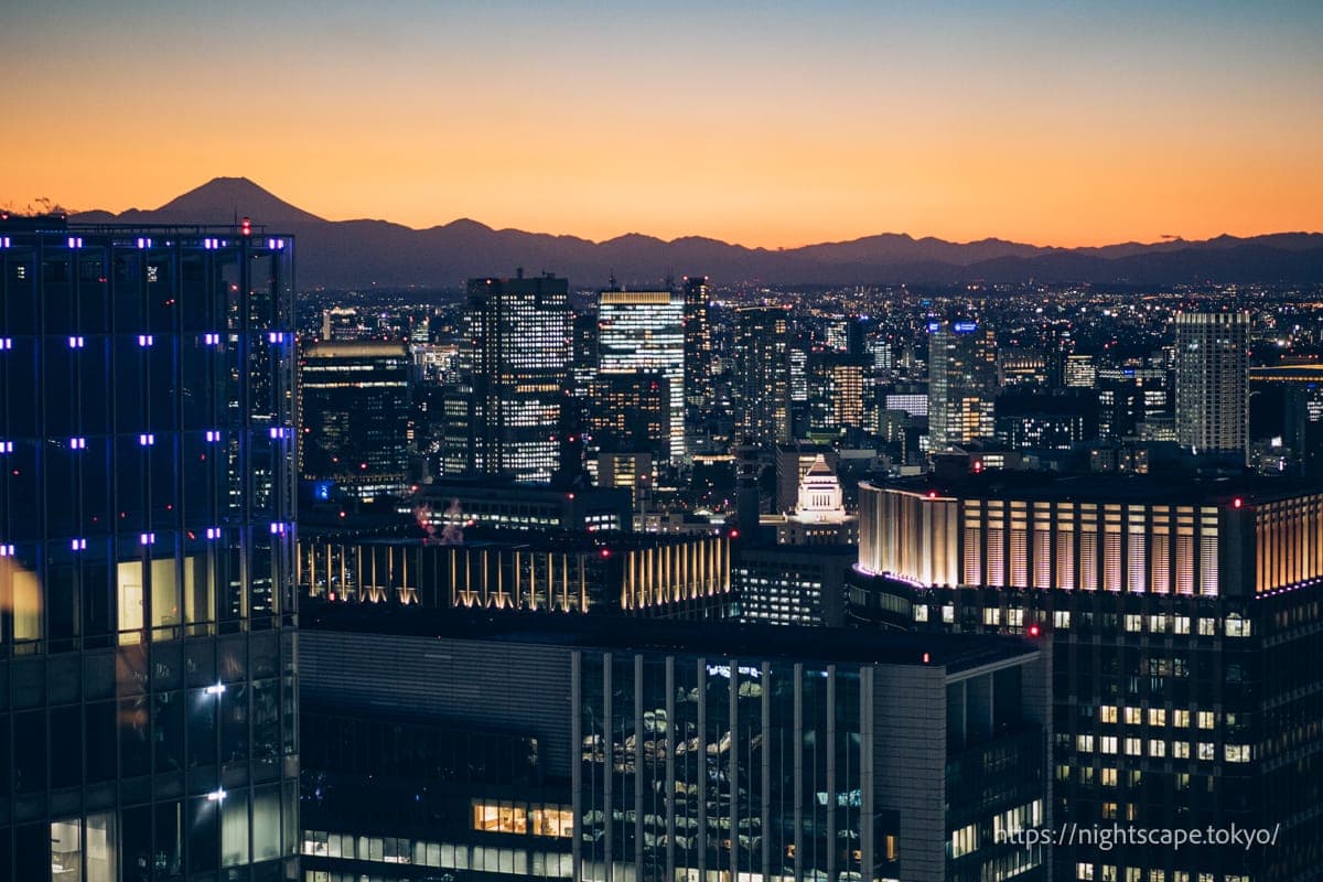 富士山与灯光照亮的国会议事堂