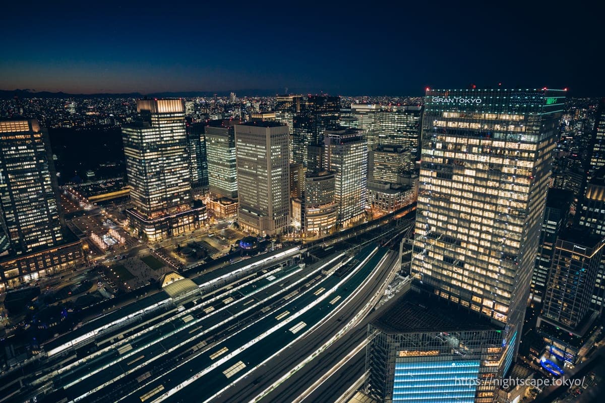 丸之内地区的建筑群和电车景观