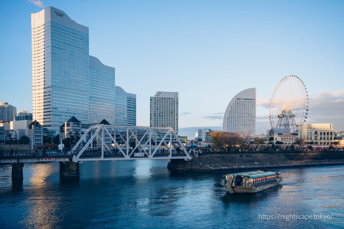 汽车道与横滨港未来高层建筑群