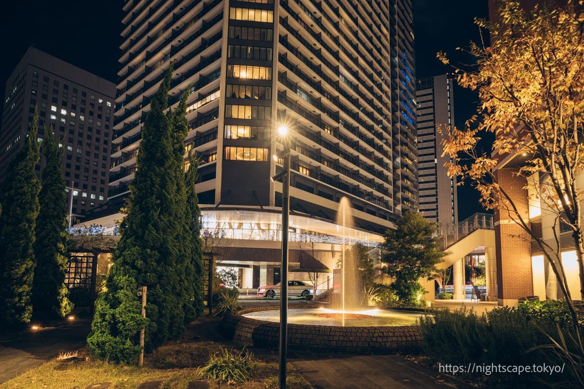 北仲通北第二公园的喷泉与横滨北仲诺特大厦