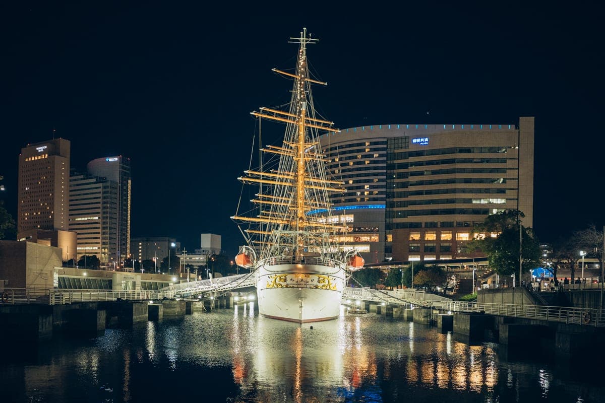 灯光照亮的帆船日本丸