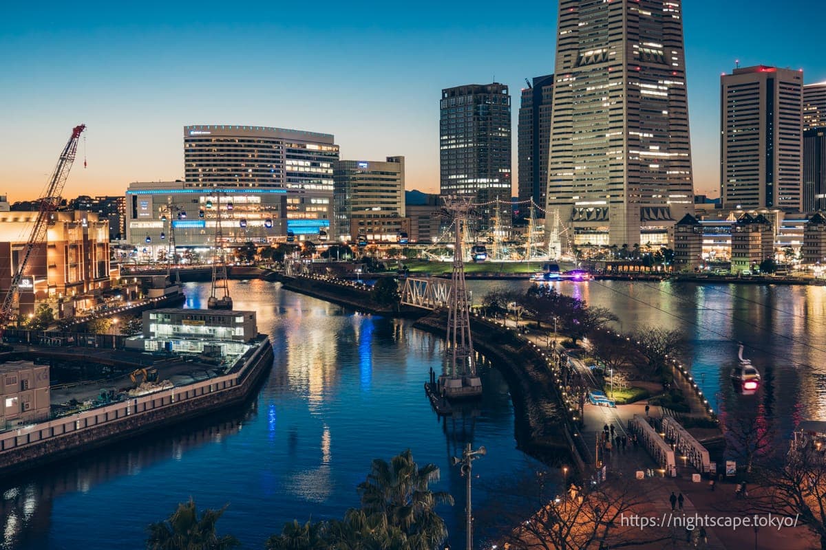汽车道周边的街景