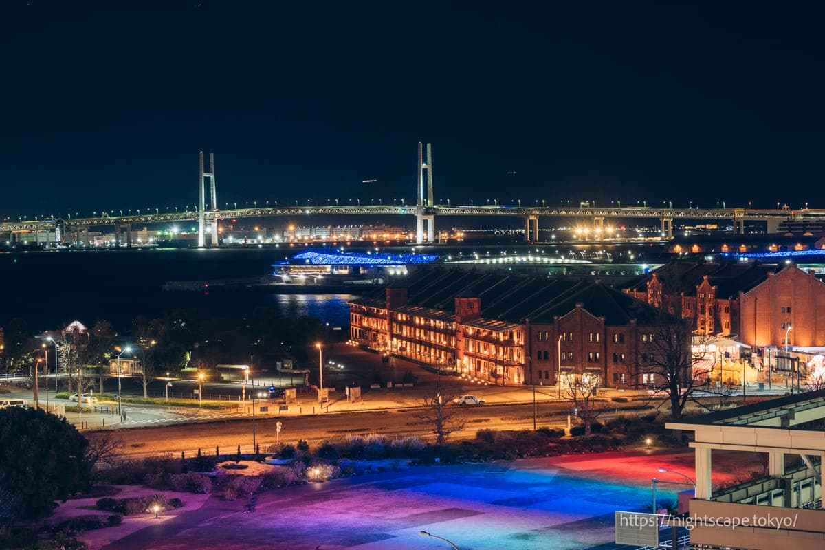 灯光照亮的横滨海湾大桥与红砖仓库