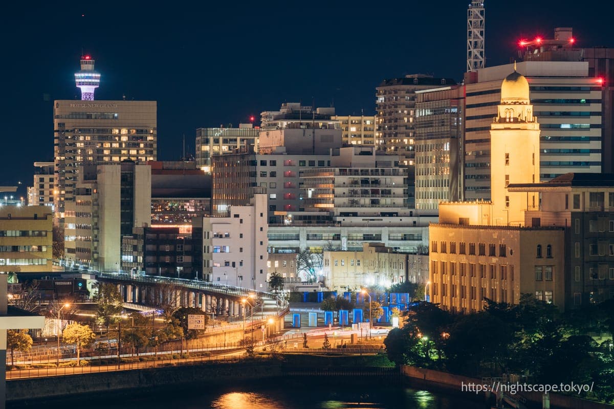 灯光照亮的横滨海关（女王塔）