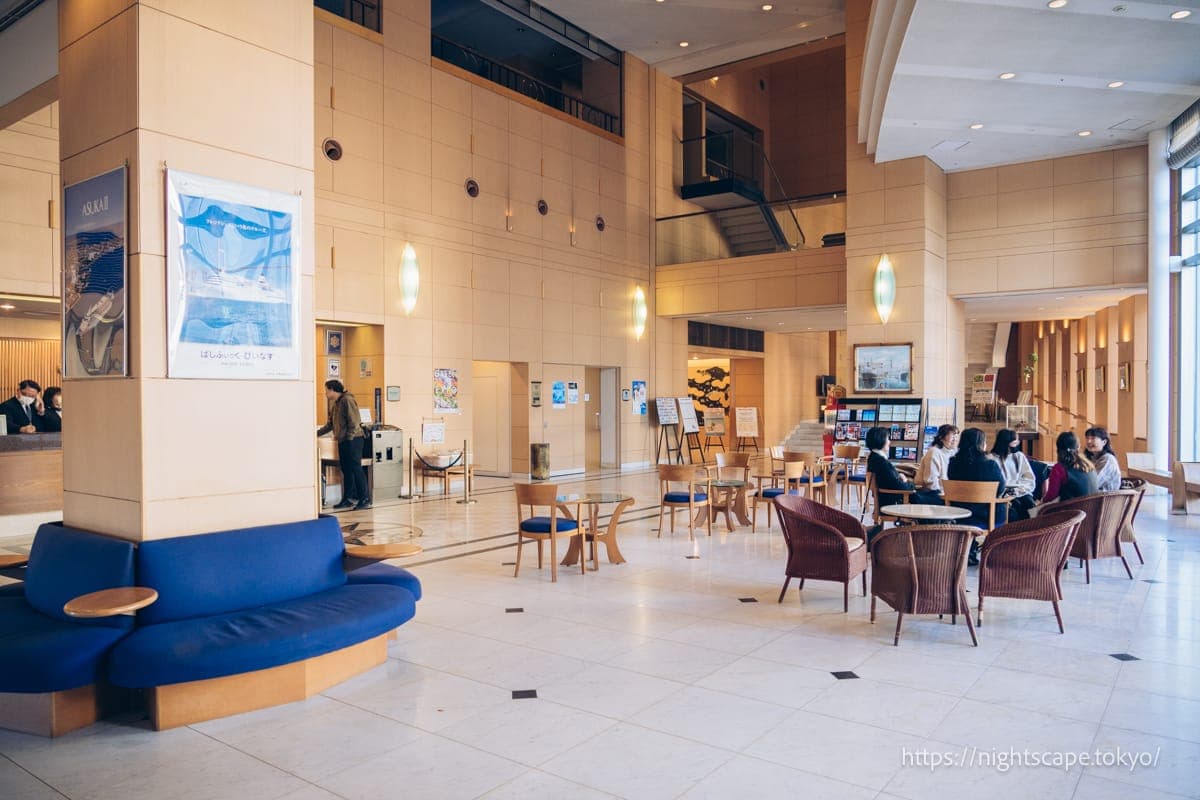 横滨航海者酒店前台的样子