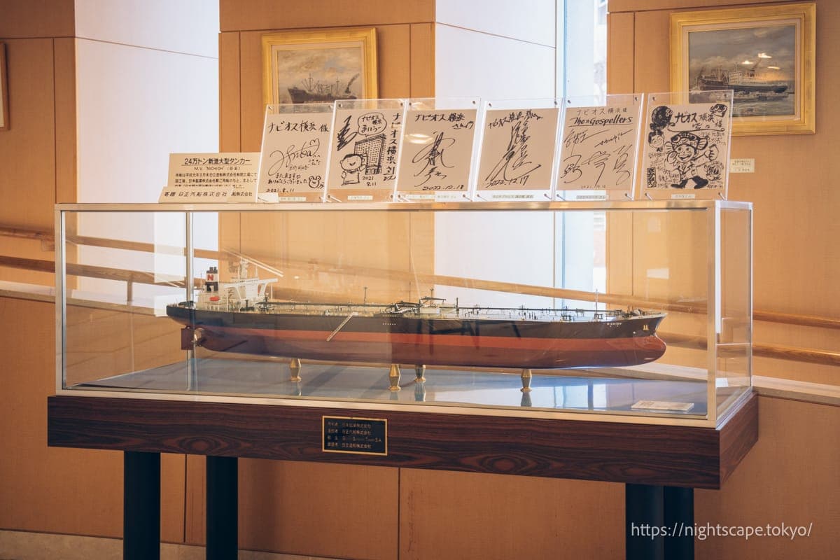 横滨航海者酒店1楼展示的装饰品